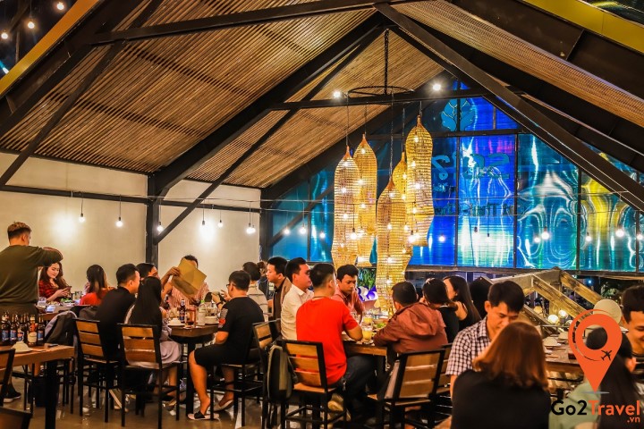 Tuyệt đối không nói chuyện làm ăn hay kinh doanh trong những dịp ăn uống