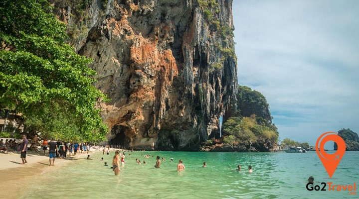 Bãi biển Tây Railay nổi tiếng với bãi cát dài thơ mộng