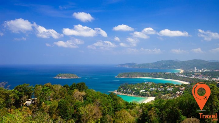 Karon quanh năm luôn đông đúc nhờ bầu không khí mát mẻ, biển xanh cát trắng nắng vàng