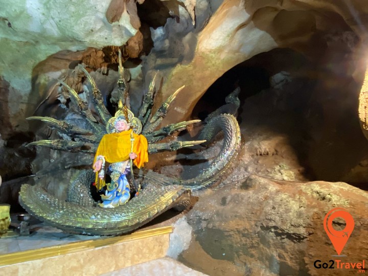 Bên trong động Chiang Dao