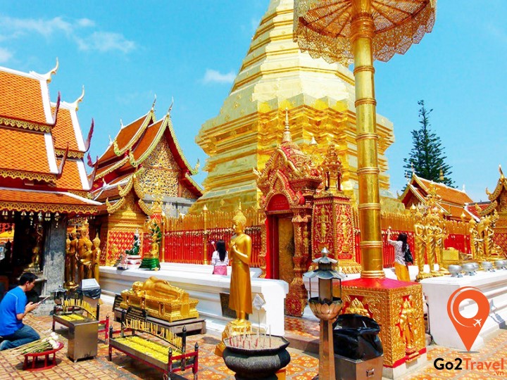 Vượt qua 309 bậc thang đá cao để được chiêm ngưỡng cảnh chùa rực rỡ trong ánh vàng lấp lánh