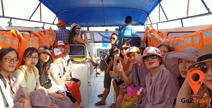 Hành khách di chuyển bằng cano tới đảo San Hô