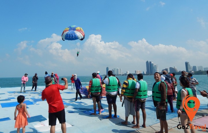 Trò chơi nhảy dù ở đảo San Hô Thái Lan