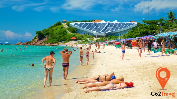 Du khách tắm nắng trên bãi biển