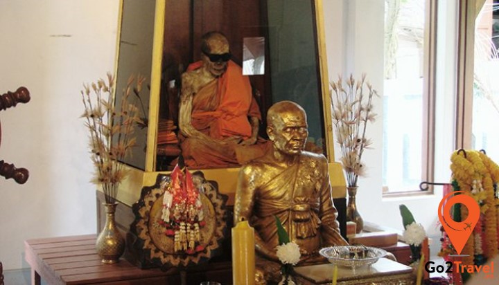 xác ướp của ông được tin là sẽ bảo vệ cho nơi đây và những ai đến thăm