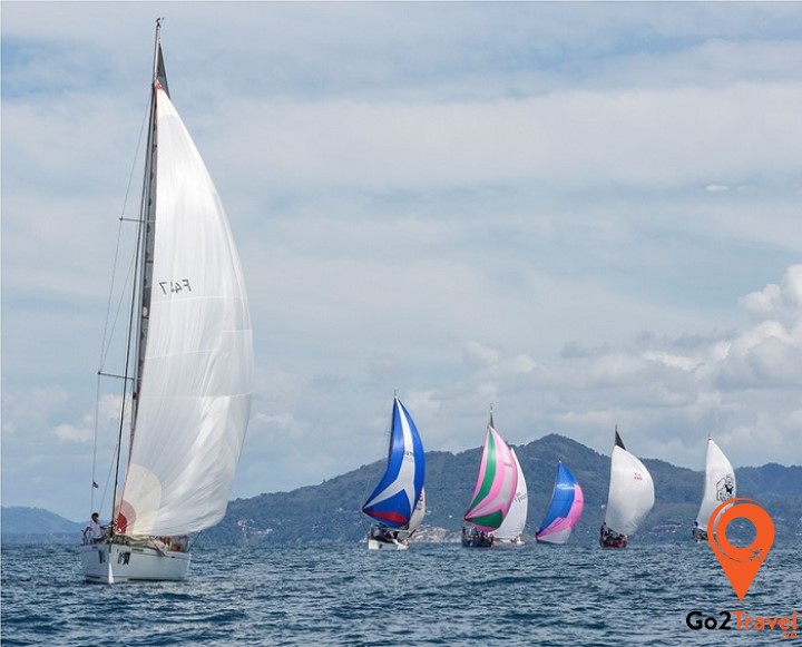 Lễ hội đua thuyền diễn ra vào tháng 12 hằng năm