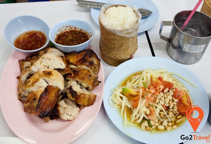 Món gà nướng ăn với cơm nếp