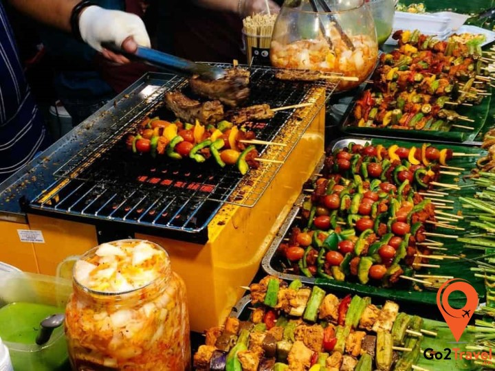 Các món xiên thơm ngon hấp dẫn trên đường phố Phuket