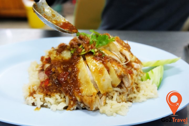 Dù không nổi tiếng như cơm gà Hải Nam của Singapore nhưng cơm gà Thái Lan cũng được xem là món ăn khá độc đáo