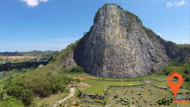 Hình Đức Phật rất lớn được tạc tinh xảo trên núi 