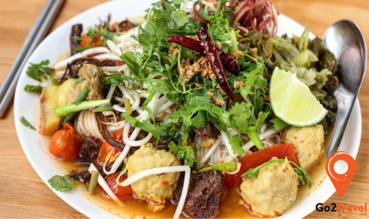 Khanom Jeen ăn kèm với rau sống