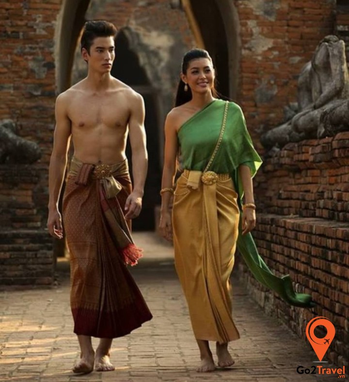 Điểm nổi bật trong trang phục truyền thống cho nam là phá khảo