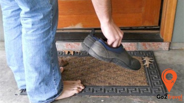 Khi bước chân vào các ngôi nhà hay chùa chiền, bạn phải để dép ngoài cửa