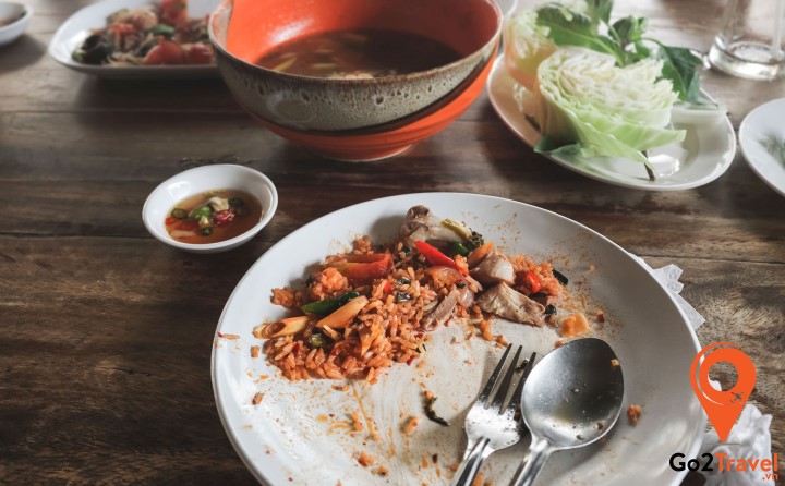 Khi được gia chủ mời dùng bữa, bạn nên chừa lại một ít thức ăn (trừ gạo) trên dĩa của mình